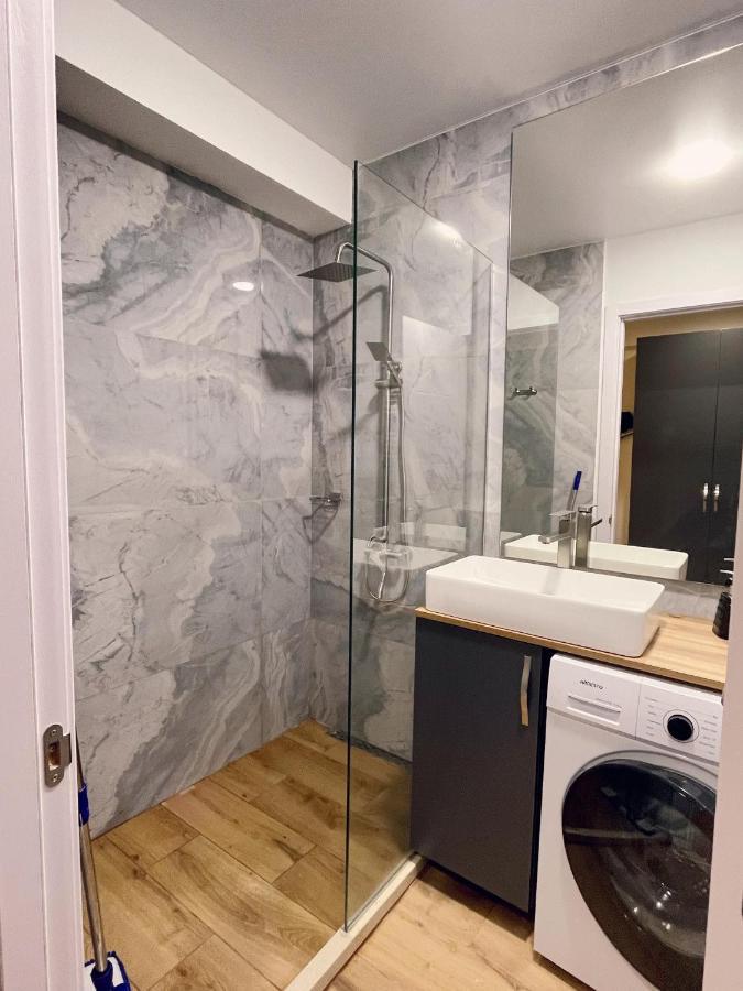 Delux Apartment Next To Ice Rink 구다우리 외부 사진